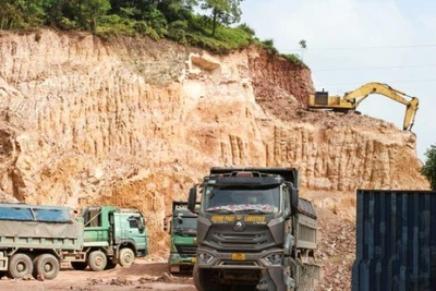 Đêm ngày 25/10, C05 tạm giữ hàng chục phương tiện khai thác đất trái phép tại xã Minh Đức, thành phố Phổ Yên (tỉnh Thái Nguyên).