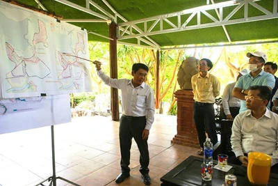 Lãnh đạo quận Liên Chiểu báo cáo tình hình triển khai dự án.