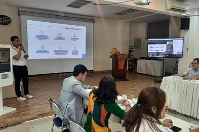 Quang cảnh hội thảo “Ứng dụng công nghệ trong xây dựng trường học thông minh-Thúc đẩy phát triển thành phố thông minh”.