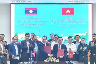 Đại diện lãnh đạo tỉnh Quảng Trị và tỉnh Savannaket (Lào) ký kết biên bản thông qua Đề án xây dựng Khu kinh tế thương mại xuyên biên giới chung Lao Bảo-Đensavẳn.