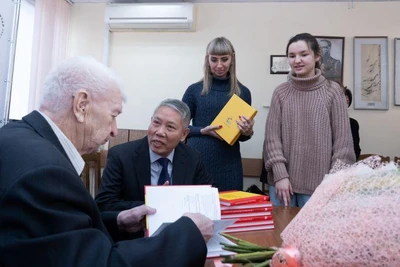 Tác giả Kobelev ký sách tặng độc giả. (Ảnh: Thanh Thể)