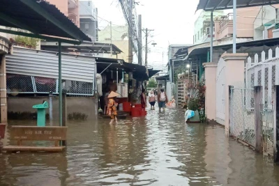 Cuộc sống của người dân bị đảo lộn vì bị ngập nước.