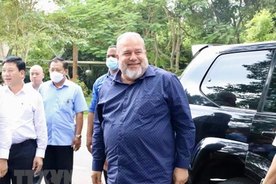 Thủ tướng Manuel Marrero Cruz tại khu di tích địa đạo Củ Chi sáng 1/10. (Ảnh: Hồng Giang/TTXVN)