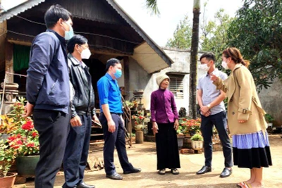 Cán bộ, đảng viên xã Ea Bhốk, huyện Cư Kuin, tỉnh Đắk Lắk tuyên truyền, vận động đồng bào dân tộc thiểu số nâng cao ý thức phòng chống dịch bệnh, bảo vệ sức khỏe cộng đồng.