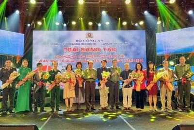 Ban tổ chức tặng hoa các tác giả, nhạc sĩ, biên đạo trong và ngoài Công an nhân dân tham gia trại sáng tác.