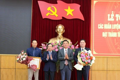 Lãnh đạo tỉnh Thanh Hóa tặng Bằng khen cho tập thể đạt thành tích xuất sắc.