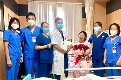 Bệnh viện sản nhi Phú Thọ thăm hỏi em bé thứ 200 ra đời bằng phương pháp thụ tinh trong ống nghiệm.