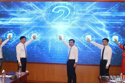 Các đại biểu bấm nút khai trương tuyến du lịch "Một thời hoa lửa".