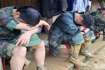 Lực lượng Bộ Chỉ huy Quân sự tỉnh Cao Bằng "ăn tranh thủ, ngủ khẩn trương" tại hiện trường tìm kiếm người mất tích do sạt lở đất.