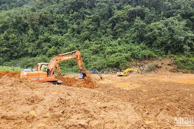 Huy động 3 máy xúc tìm kiếm nạn nhân.