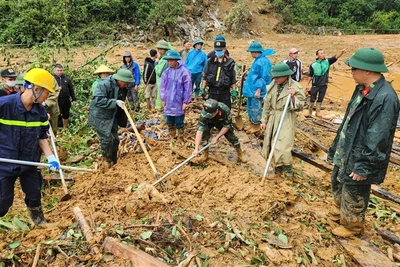 Lực lượng tìm kiếm người mất tích do sạt lở đất ở Cao Bằng.