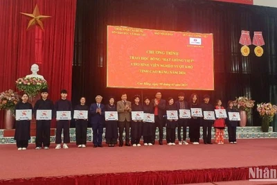 Ban Tổ chức trao học bổng của Quỹ Hạt giống Việt (Báo Nhân Dân) cho các sinh viên .