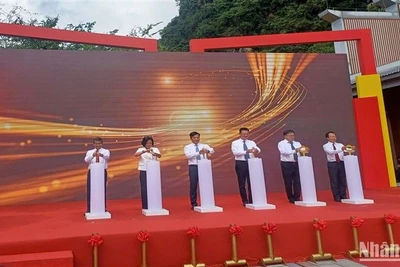 Các đại biểu đã tiến hành nghi thức vận hành chính thức Khu cảnh quan thác Bản Giốc-Đức Thiên.