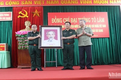 Chủ tịch nước Tô Lâm tặng quà Đồn Biên phòng cửa khẩu Sóc Giang.