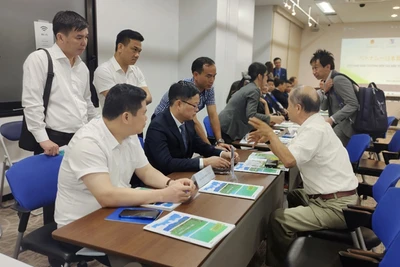 Lãnh đạo tỉnh Bắc Kạn giới thiệu với các nhà đầu tư tại Tokyo (Nhật Bản) về tiềm năng của tỉnh. (Ảnh: PHƯƠNG THẢO)