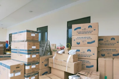 Thiết bị trường học chất đống tại Phòng Giáo dục huyện Ngân Sơn vào thời điểm tháng 5/2024. (Ảnh: TUẤN SƠN)