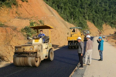 Thi công dự án đường thành phố Bắc Kạn đi hồ Ba Bể kết nối sang Na Hang (Tuyên Quang). (Ảnh: HÀ LƯỢNG)