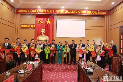 Thường trực Tỉnh ủy Bắc Kạn tặng hoa chúc mừng các cán bộ nhận nhiệm vụ mới. 