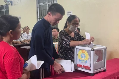 Cử tri huyện Chợ Đồn bỏ phiếu ý kiến đóng góp về đề án sắp xếp, sáp nhập, đổi tên thôn, tổ dân phố năm 2024. (Ảnh: NÔNG ĐUỔNG)