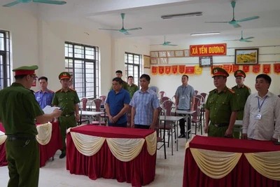 Cơ quan cảnh sát điều tra thi hành quyết định khởi tố đối với hai lãnh đạo xã Yến Dương. (Ảnh: THUỲ DƯƠNG).