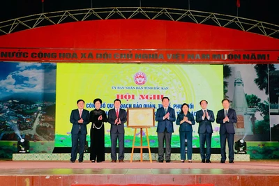 Lãnh đạo tỉnh Bắc Kạn và huyện Chợ Đồn công bố Quyết định của Thủ tướng Chính phủ phê duyệt quy hoạch. (Ảnh: NÔNG VUI)