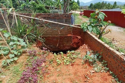 Hố sụt mới xuất hiện vào đầu tháng 5 tại góc vườn một hộ dân ở thôn Hiệp Lực. (Ảnh: TUẤN SƠN)