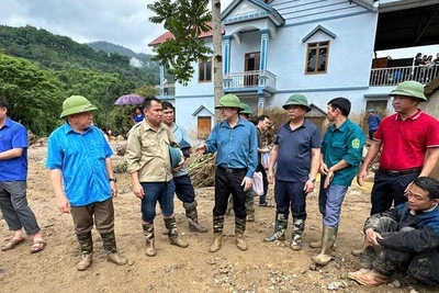 Lãnh đạo tỉnh Bắc Kạn chỉ đạo triển khai công tác hỗ trợ khắc phục hậu quả lũ quét tại xã Đồng Phúc, huyện Ba Bể. (Ảnh: HƯƠNG DỊU)