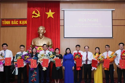 Thường trực Tỉnh ủy Bắc Kạn trao quyết định, tặng hoa chúc mừng cán bộ được luân chuyển.