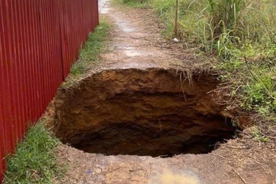 Một hố sụt xuất hiện tại thôn Hiệp Lực, xã Kim Lư, huyện Na Rì thời gian qua. (Ảnh: TUẤN SƠN)