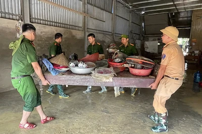 Chiến sĩ Công an tỉnh giúp dân dọn dẹp nhà cửa. (Ảnh: Thùy Dương)