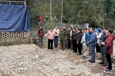 Lãnh đạo Ủy ban Mặt trận Tổ quốc Việt Nam tỉnh Bắc Kạn kiểm tra việc xóa nhà tạm tại huyện Ngân Sơn. (Ảnh: THU DỊU)