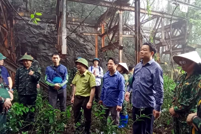 Lãnh đạo tỉnh Bắc Kạn khảo sát tiềm năng du lịch tại hệ thống cáp tời quặng có từ thời Pháp thuộc trong Khu bảo tồn. Ảnh: ĐĂNG BÁCH