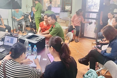 Hỗ trợ điện thoại thông minh giúp người dân tiếp cận các dịch vụ trực tuyến, định danh điện tử. (Trong ảnh: Công an thành phố Bắc Kạn hướng dẫn người dân cài đặt, kích hoạt tài khoản định danh điện tử).