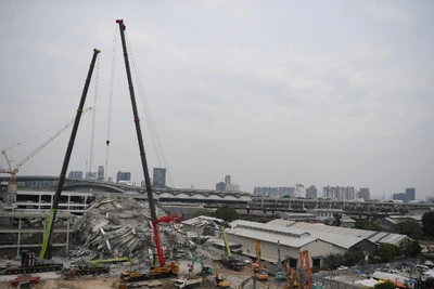 Toàn cảnh công tác cứu hộ ngày 2/4 tại hiện trường vụ tòa nhà OAG bị đổ sập. (Ảnh: XUÂN SƠN)