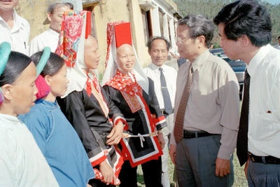 Chủ tịch nước Trần Đức Lương nói chuyện với đồng bào các dân tộc xã Phong Dụ, huyện miền núi Tiên Yên (Quảng Ninh), năm 1997. (Ảnh: Trọng Nghiệp/TTXVN)