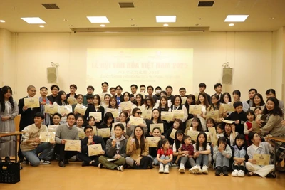 Tổng hội người Việt Nam vùng Kansai trao giấy tri ân cho gần 50 cá nhân, tổ chức, doanh nghiệp và nhóm tình nguyện viên đã có nhiều đóng góp tích cực trong công tác tổ chức Lễ hội Văn hóa Việt Nam 2025. 