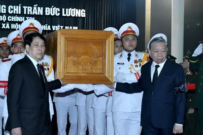 Các đồng chí lãnh đạo Đảng, Nhà nước đưa linh cữu nguyên Chủ tịch nước Trần Đức Lương ra xe tang. 