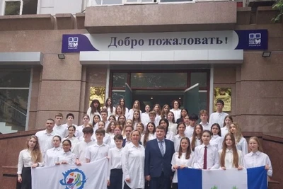 Đại diện lãnh đạo Ngôi nhà Nga gặp gỡ các em học sinh tham gia dự án “Ngoại giao học đường”.