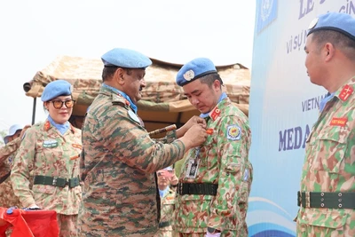 Trung tướng Mohan Subramanian - Tư lệnh Phái bộ Liên hợp quốc tại Nam Sudan trao Huy chương Vì sự nghiệp gìn giữ hòa bình Liên hợp quốc cho các thành viên Bệnh viện Dã chiến cấp 2 số 6 của Việt Nam. (Ảnh: SỸ CÔNG)