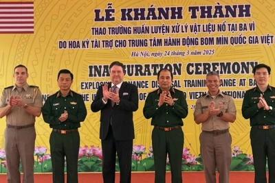 Các đại biểu tham dự Lễ khánh thành thao trường huấn luyện xử lý vật liệu nổ tại huyện Ba Vì, thành phố Hà Nội. (Ảnh: Đại sứ quán Hoa Kỳ tại Việt Nam)