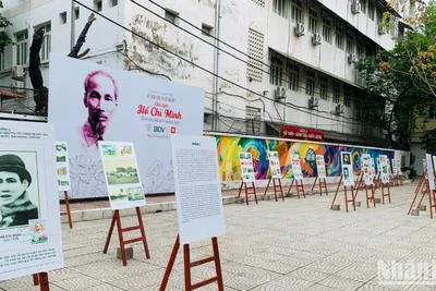 Quang cảnh triển lãm tại Trường đại học Mỹ thuật Công nghiệp. (Ảnh: SONG ANH)