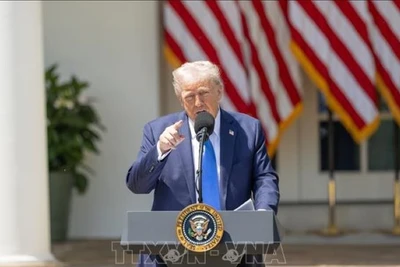 Tổng thống Mỹ Donald Trump phát biểu tại một sự kiện ở Nhà Trắng ngày 1/5/2025. (Ảnh: THX/TTXVN)