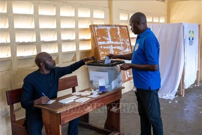 Cử tri đi bỏ phiếu trong cuộc bầu cử tổng thống Gabon ngày 12/4/2025. (Ảnh: THX/TTXVN)