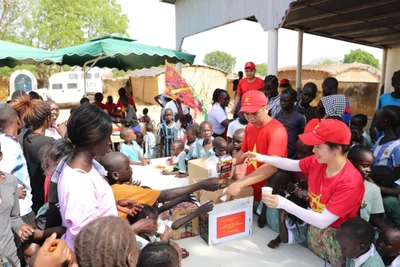 Đội Công binh số 3 của Việt Nam tại Phái bộ UNISFA đã phối hợp Tổ công tác của Bộ Quốc phòng và Bộ Công an tổ chức chương trình “Ngày Quốc tế thiếu nhi 1/6 - San sẻ yêu thương, thắp sáng nụ cười” cho trẻ em ở Abyei.