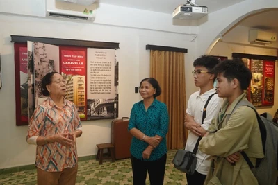 Từ trái sang: Bà Vũ Minh Nghĩa (Chín Nghĩa) và bà Nguyễn Thị Bích Nga gặp gỡ các bạn trẻ đến tham quan Bảo tàng Biệt động Sài Gòn-Gia Định. (Ảnh: THẾ ANH)