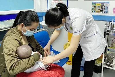 Tiêm vaccine cho trẻ em tại Trung tâm Kiểm soát bệnh tật tỉnh Quảng Ninh. (Ảnh: NGUYỄN HUẾ)