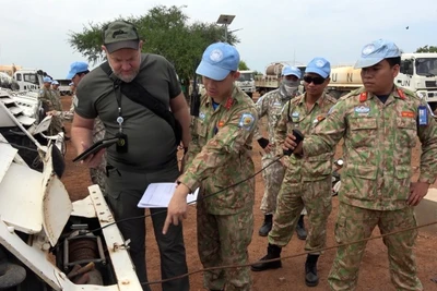 Đoàn công tác của Phái bộ An ninh lâm thời Liên hợp quốc tại khu vực Abyei (UNISFA) kiểm tra năng lực trang bị của Đội Công binh số 3 của Việt Nam. 
