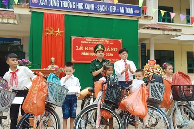 Bộ đội biên phòng Quảng Bình và các nhà hảo tâm tặng quà cho học sinh xã biên giới Dân Hóa, huyện Minh Hóa