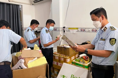 Cán bộ Ðội Quản lý thị trường số 3 (Cục Quản lý thị trường thành phố Cần Thơ) kiểm tra một cơ sở kinh doanh mỹ phẩm trên nền tảng thương mại điện tử. (Ảnh KHÁNH NAM) 