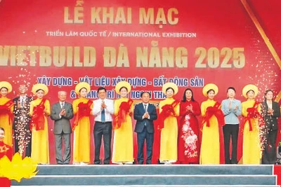 Các đại biểu cắt băng khai mạc triển lãm quốc tế Vietbuild Đà Nẵng 2025. (Ảnh TL)